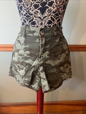 Old Navy High-Waist Camouflage Women’s Shorts - Olive